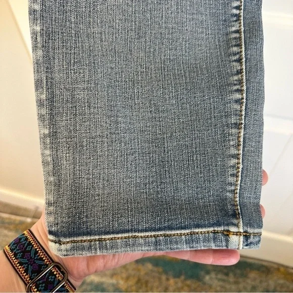 PLUS HIGH RISE skinny jeans in light wash, with distressed details, peti… - Picture 4 of 9